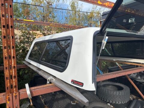 CONTOUR III TRUCK CAPS FOR 2019 - 2024 CHEVROLET 1500 CREW CAB WITH 6.5FT BOX IN GAZ/50 SUMMIT WHITE&nbsp;B8550F
